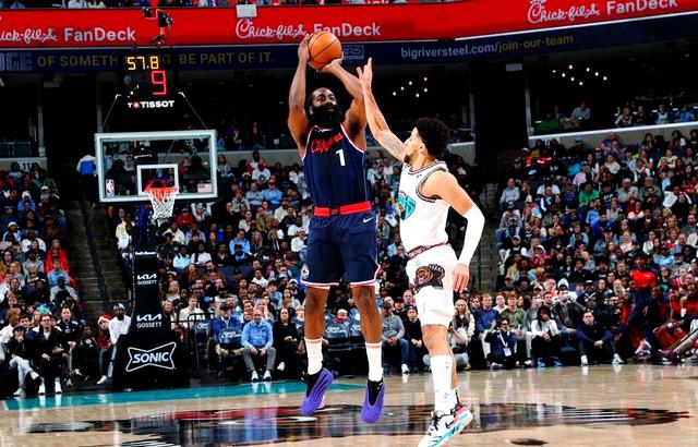 快船轻取马刺,伦纳德带队取胜 快船轻取马刺,伦纳德带队取胜